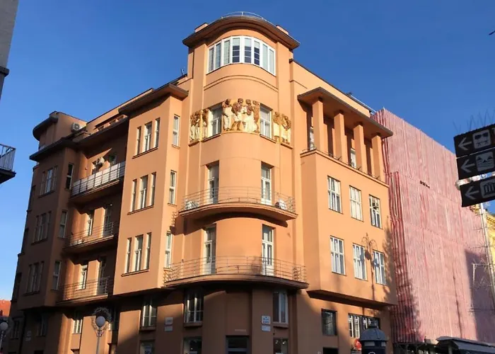 Main Square Oval Apartment